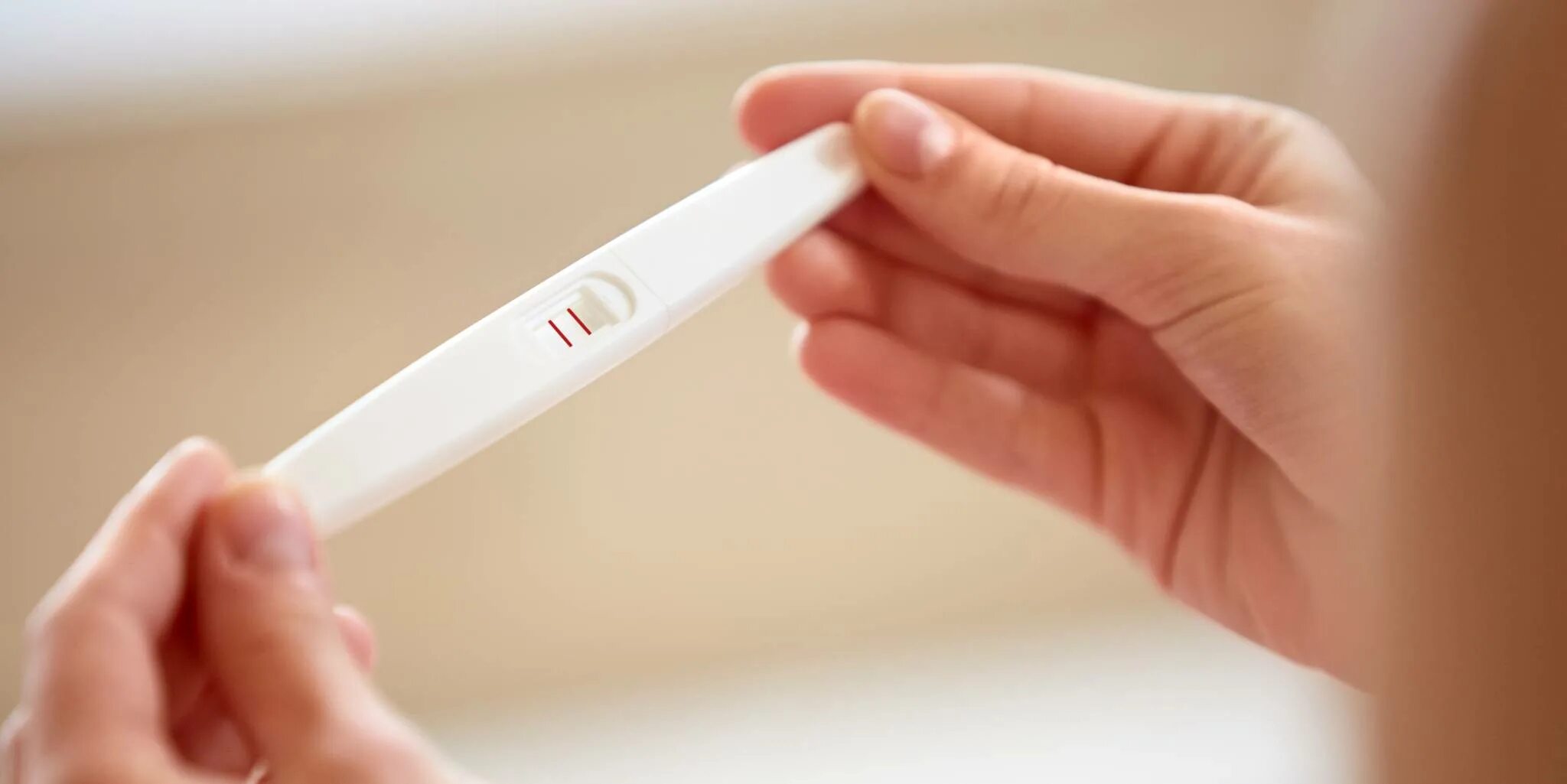 Три теста на беременность. Фото теста на беременность цифровой. 3 Розовых теста на беременность на руке. Черные ногти с тестом на беременность. Фото теста девочка.