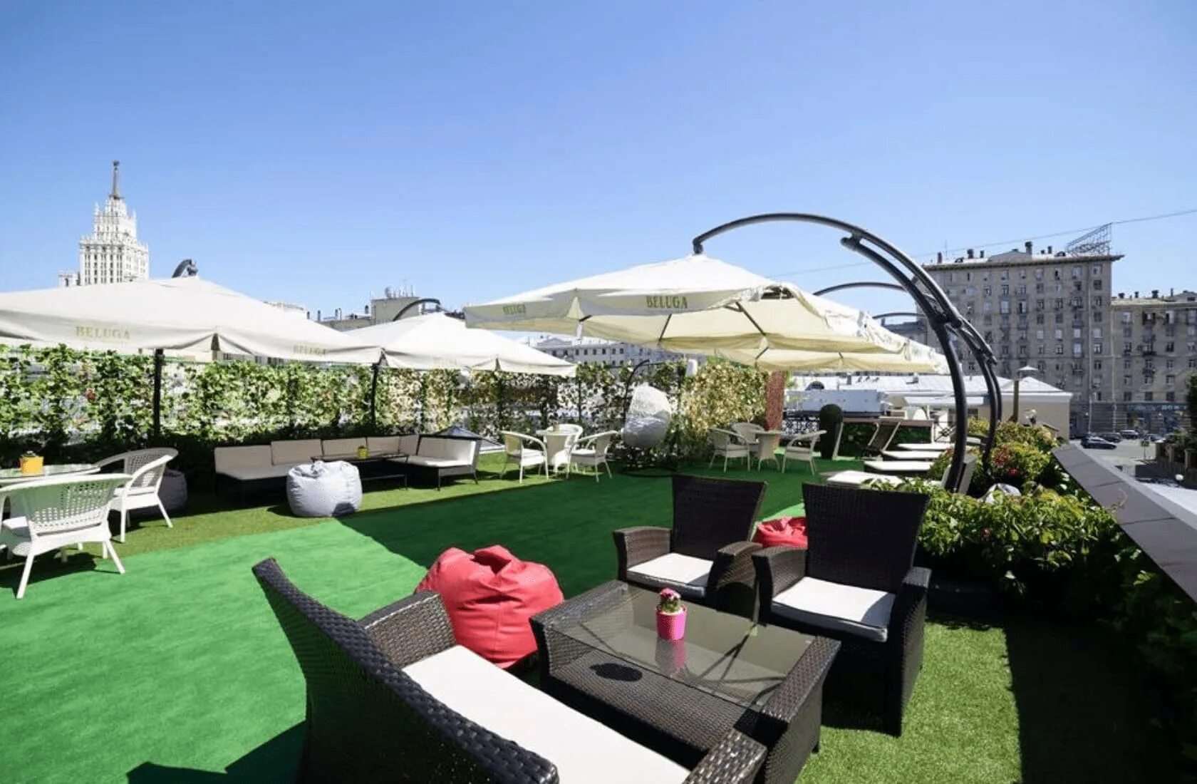 Ресторан на крыше в краснодаре. Ресторан светлый москва. Кафе под крышей. Кафе под крышей. Кафе под небом.