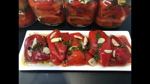 Маринованный острый перец с петрушкой