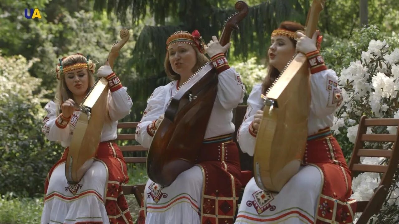 Песни черемшина на русский язык. Трио бандуристок украина. черемшина украинская. трио бандуристов фото. гурт черемшина.