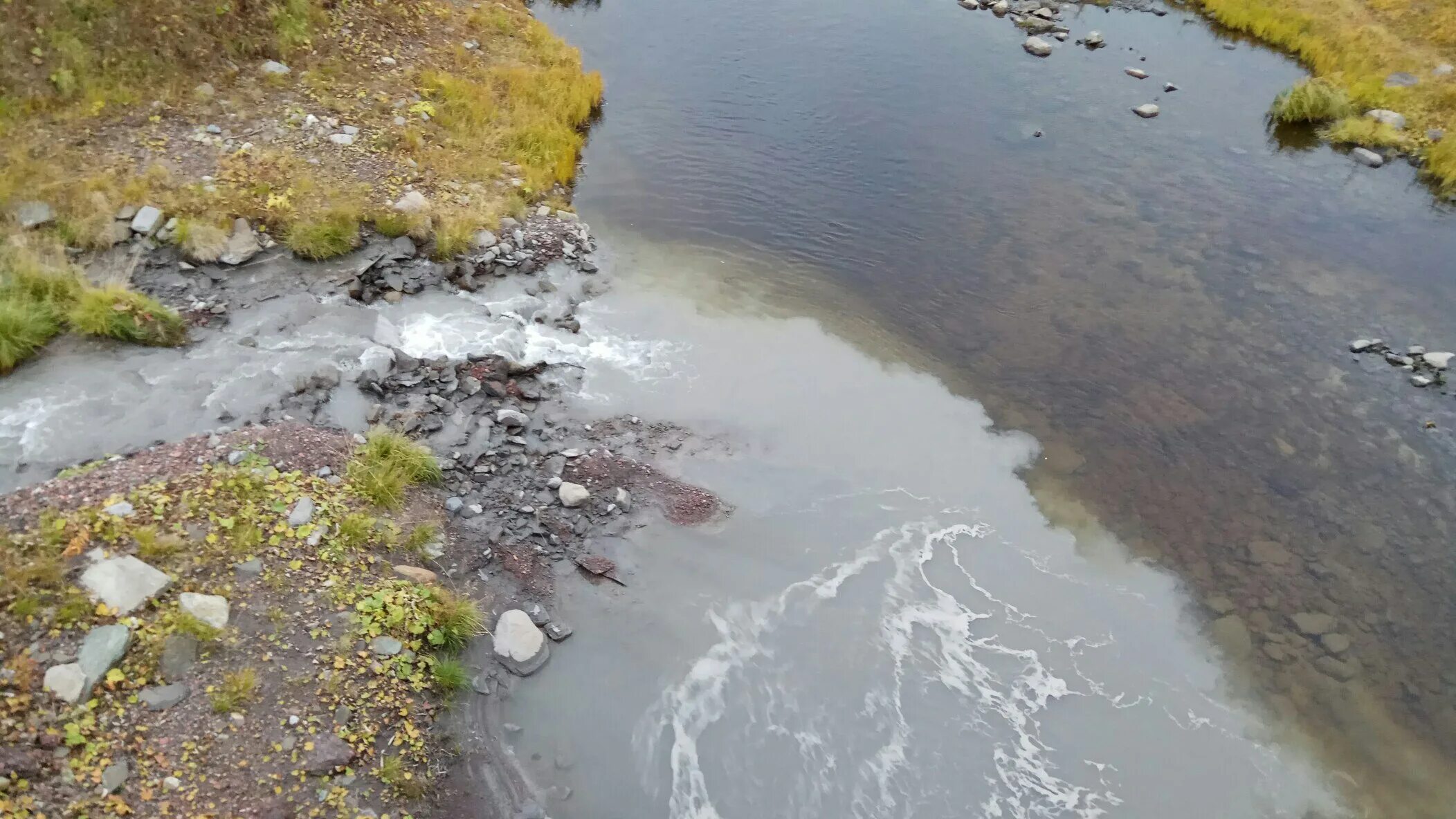 Вода из реки попадает. Загрязнение поверхностных вод. Загрязнение воды Воркута. Береговой Сток. Мутность речных вод.