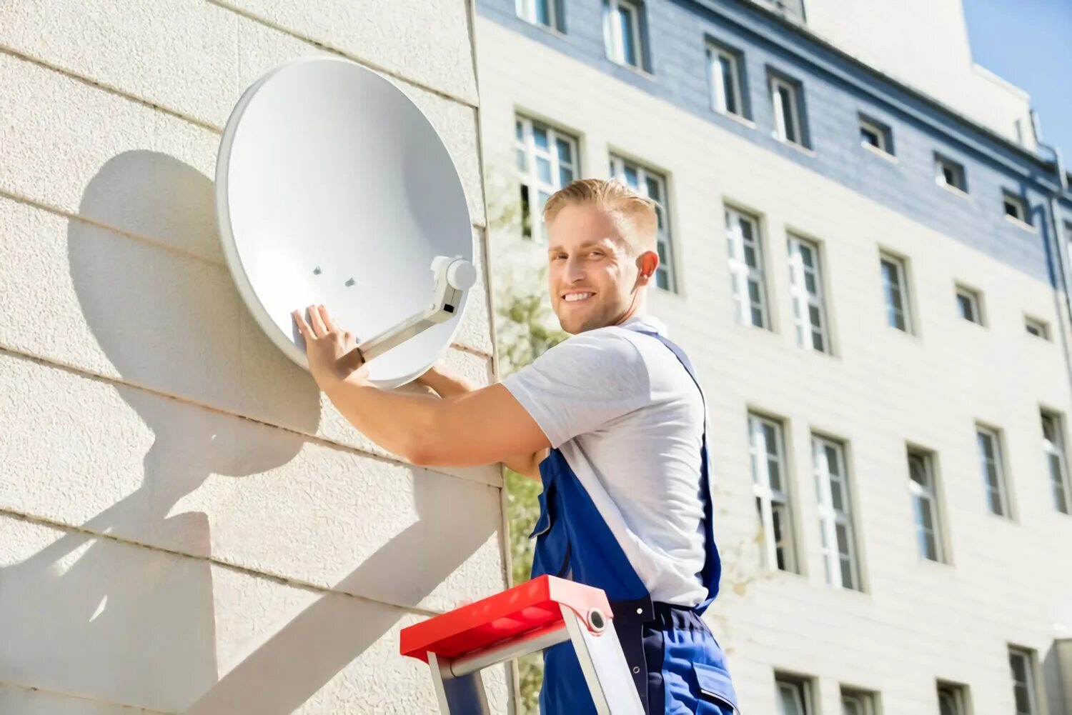 Монтажник спутникового ТВ. Монтажник по установке спутниковых антенн. Dish installer. Sat dish Repair. Ремонт тарелки