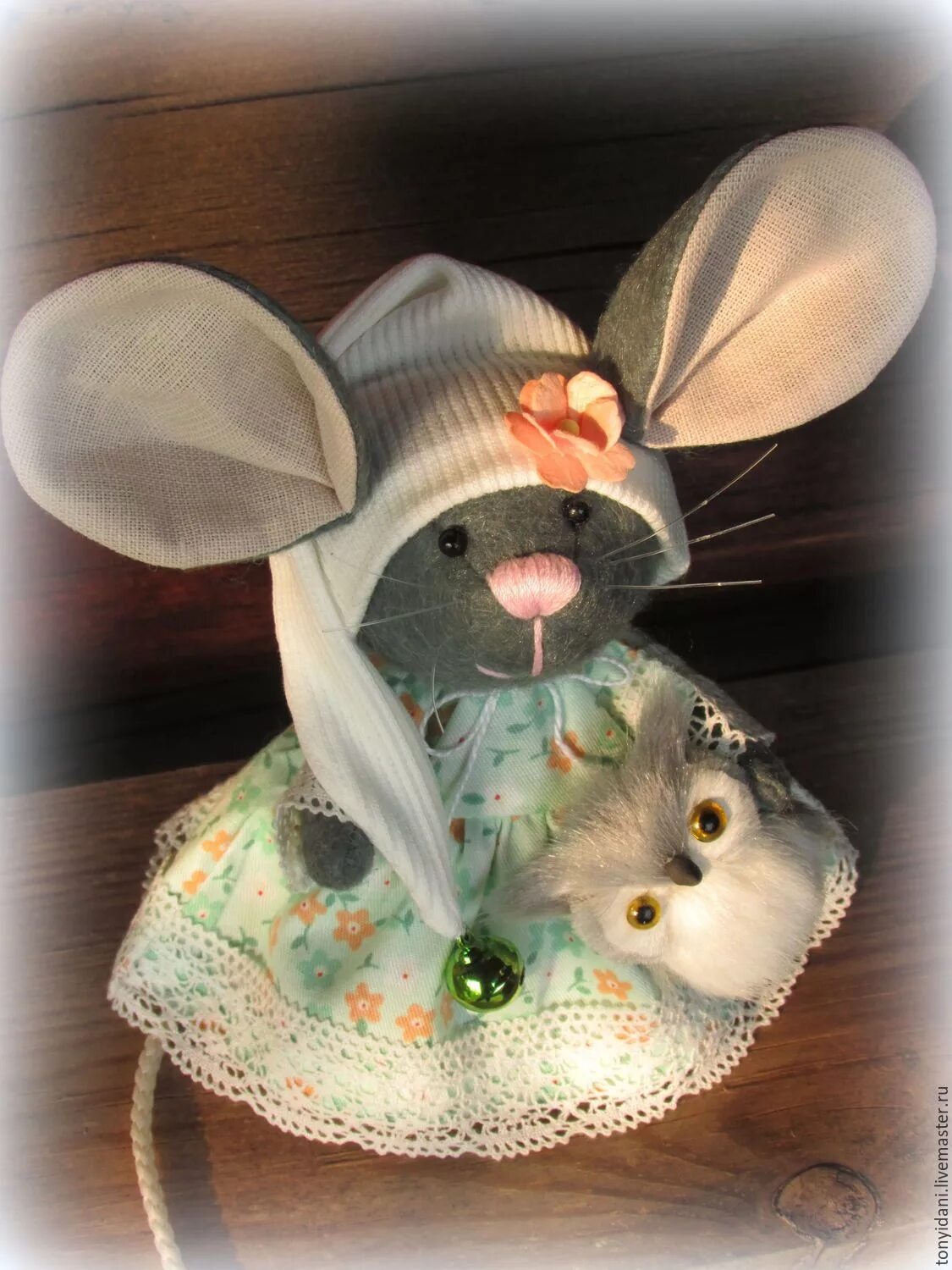 делаем мышонка. мышки из необычных материалов. мышка из ткани. поделки из помпонов. поделка мышонок.