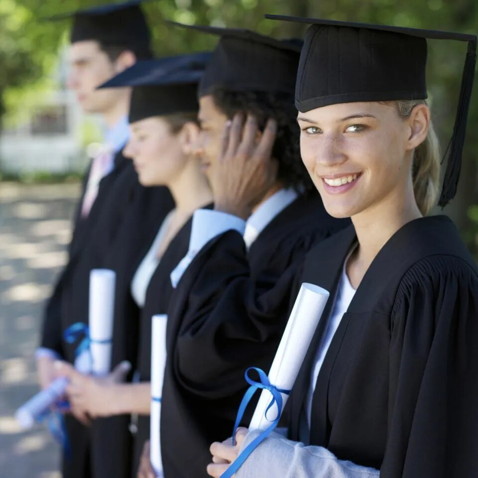 Graduating student is. Выпускник вуза. Студенты фото. Магистратура в Германии. Студенты в Германии.