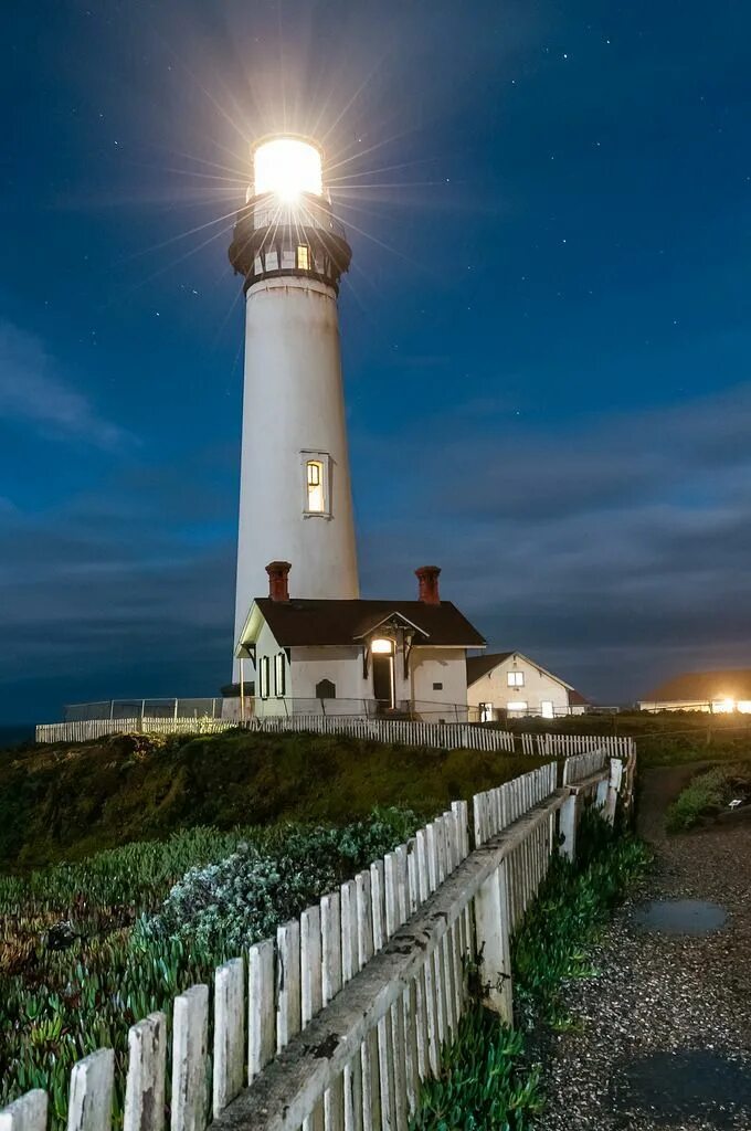 Светящийся маяк. Маяк Пиджеон Пойнт. Маяк Lighthouse. Маяк Грин Пойнт. Апшеронский Маяк.