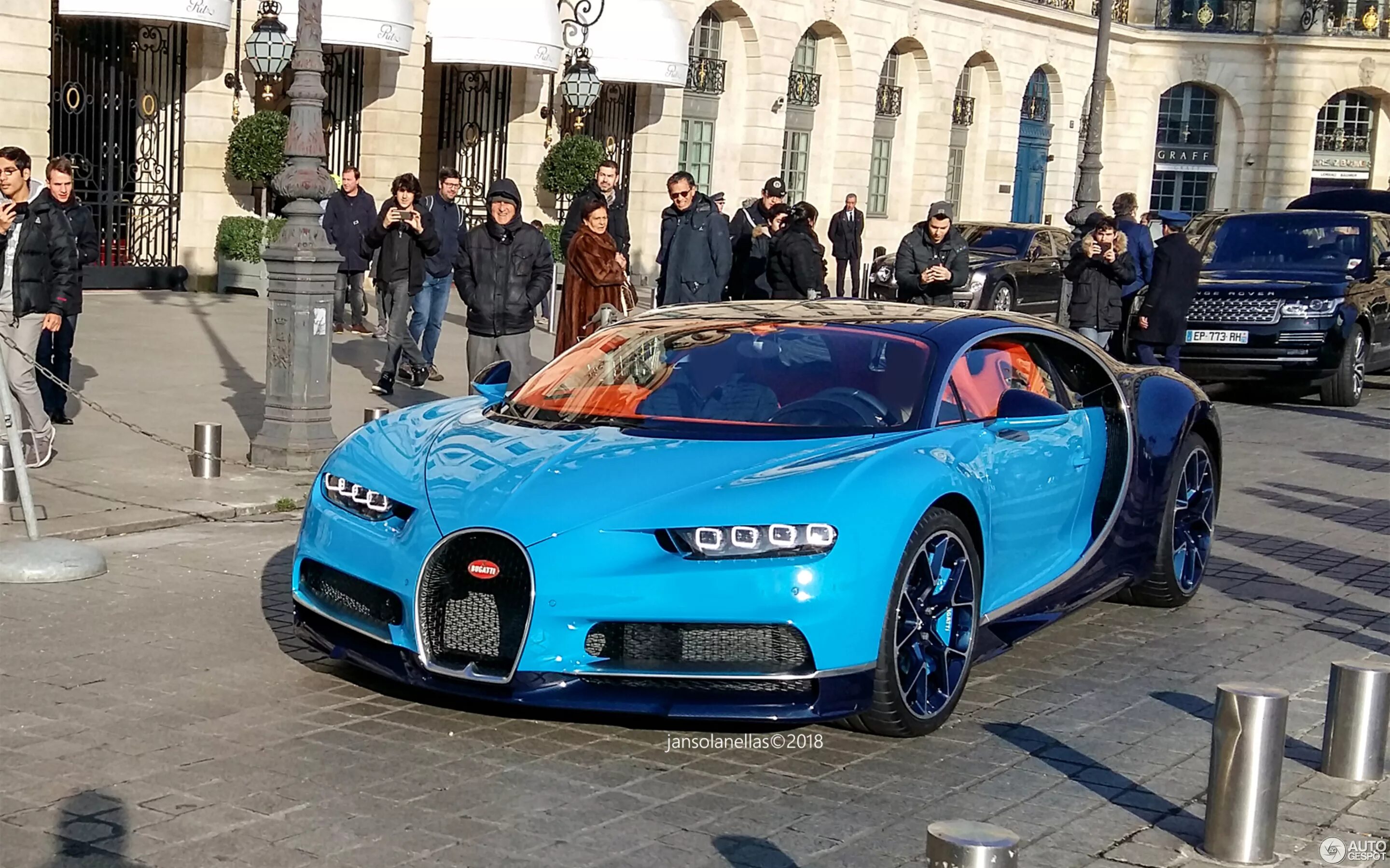 Bugatti в москве. Бугатти ЧИРОН. Бугатти Шерон 2022. Бугатти Вейрон и ЧИРОН. Bugatti Veyron 2022.