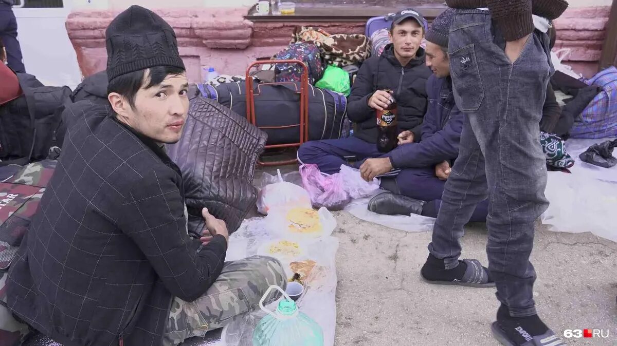 После сентябрь с мигрантам что будет. Таджики нелегалы. Узбекские гастарбайтеры. Узбекские мигранты. Узбекские гастарбайтеры в России.