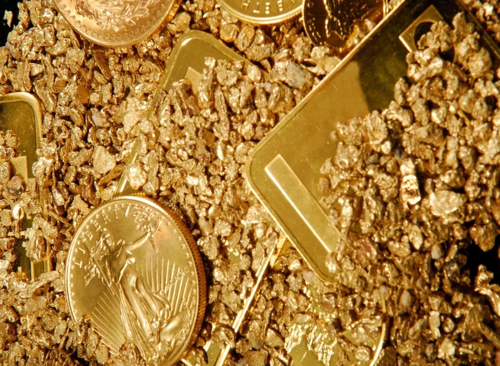 The world's gold. Монета Золотая. Золото богатство. Деньги золото богатство. Золотые монеты богатство.