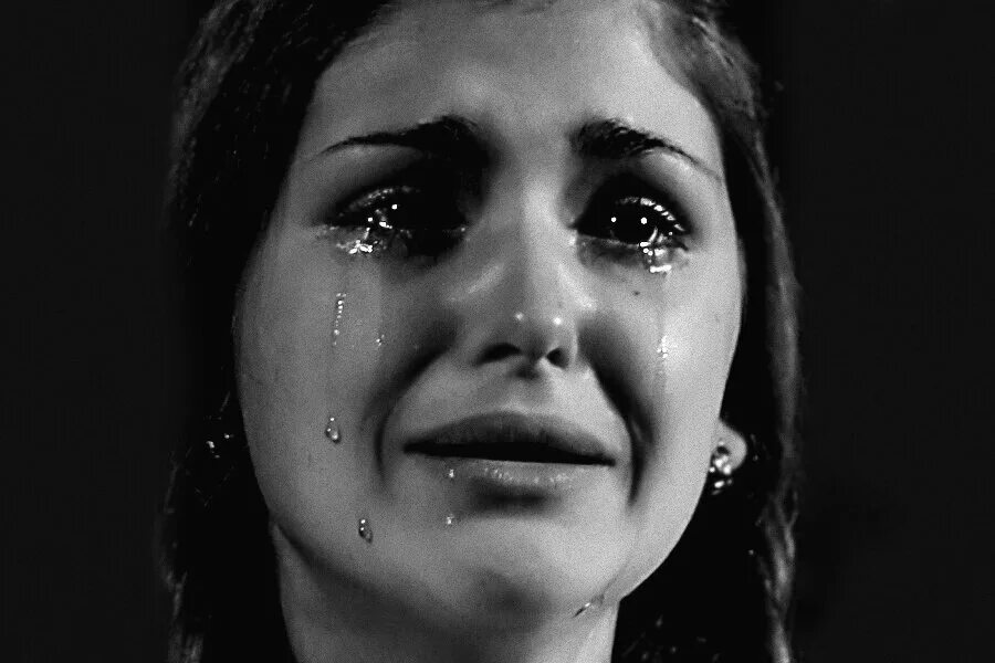 Видеть умершую маму плачущую. Слезы горя. Видеть умершую маму плачущую. Видеть умершую маму плачущую. Печальные картины.