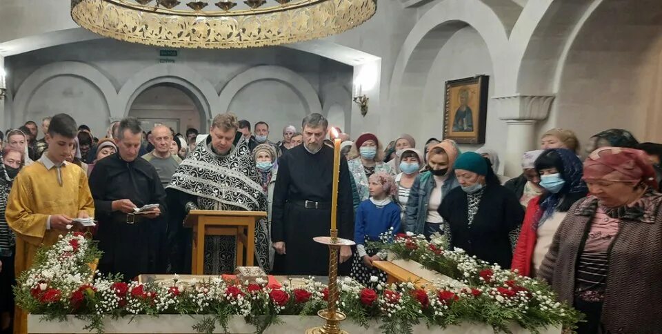 Утреня с чином погребения в страстную пятницу. Страстная пятница чин погребения плащаницы. севастопольское благочиние великая суббота. чин погребения в страстную пятницу фото.
