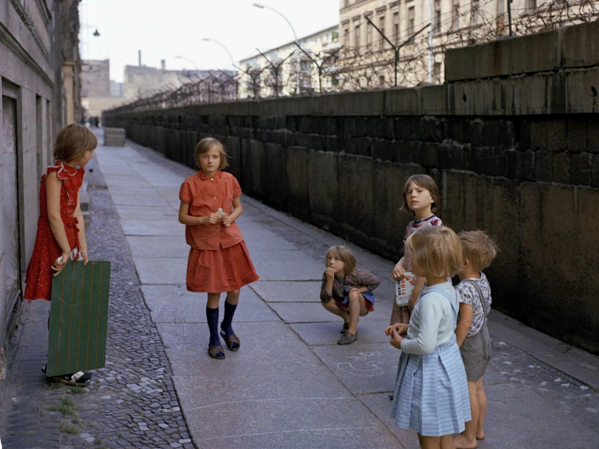 Фрг и гдр берлинская стена. Берлинская стена 1980. ГДР стена в Берлине. Восточный Берлин стена. Берлинская стена Берлин.