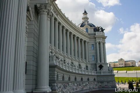 Возле дворца
