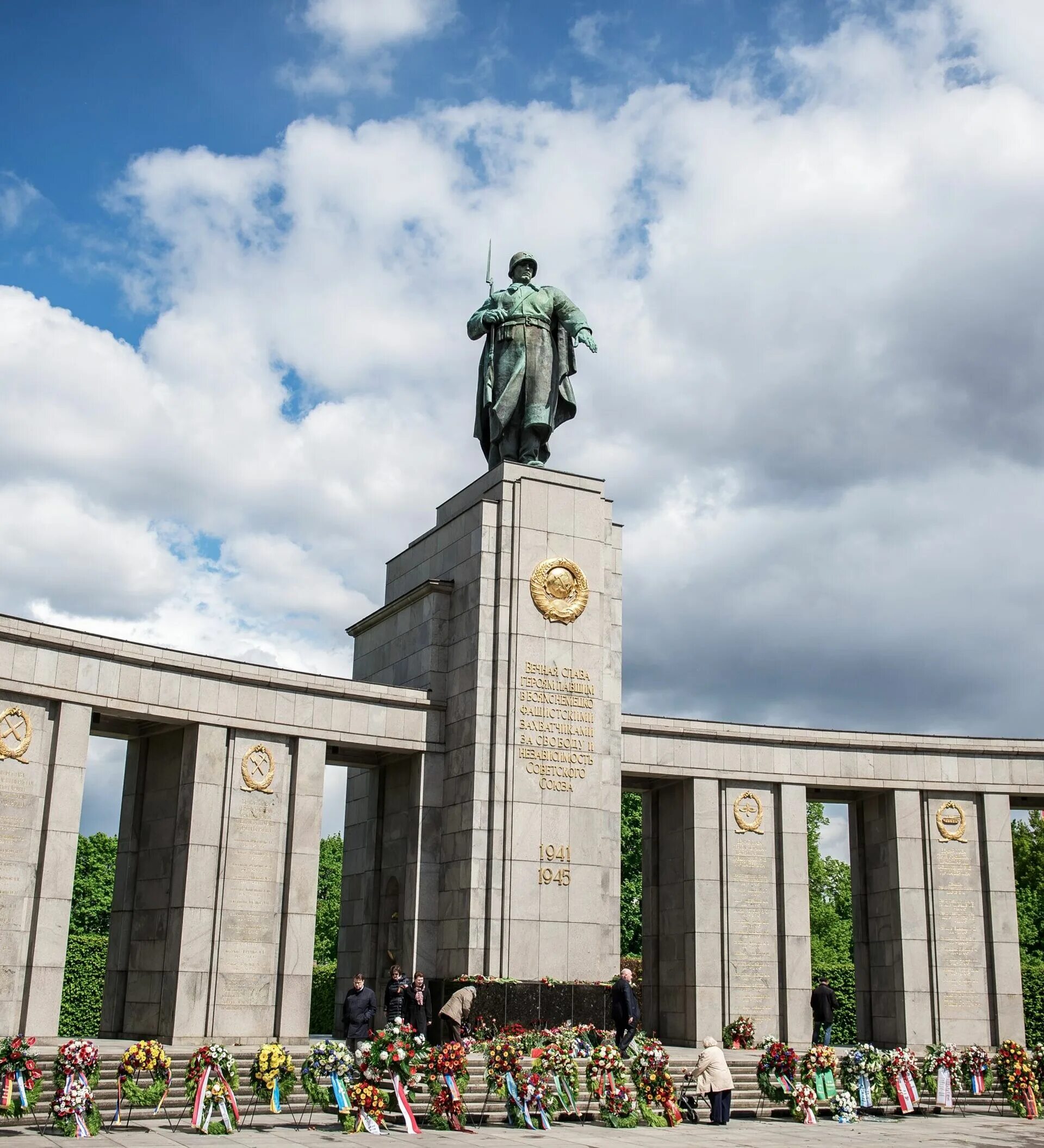 Памятник советским воинам. Мемориал павшим советским воинам в берлине. мемориал советским воинам в берлине в тиргартене. памятник в тиргартене берлин. мемориал павшим советским воинам в тиргартене тиргартен.