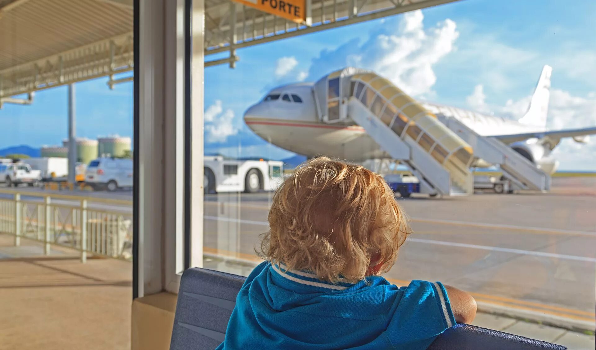 Можно ли лететь на самолете без родителей. Аэропорт вид из окна. дети в аэропорту. путешествие на самолете для детей. сопровождение детей в аэропорту.