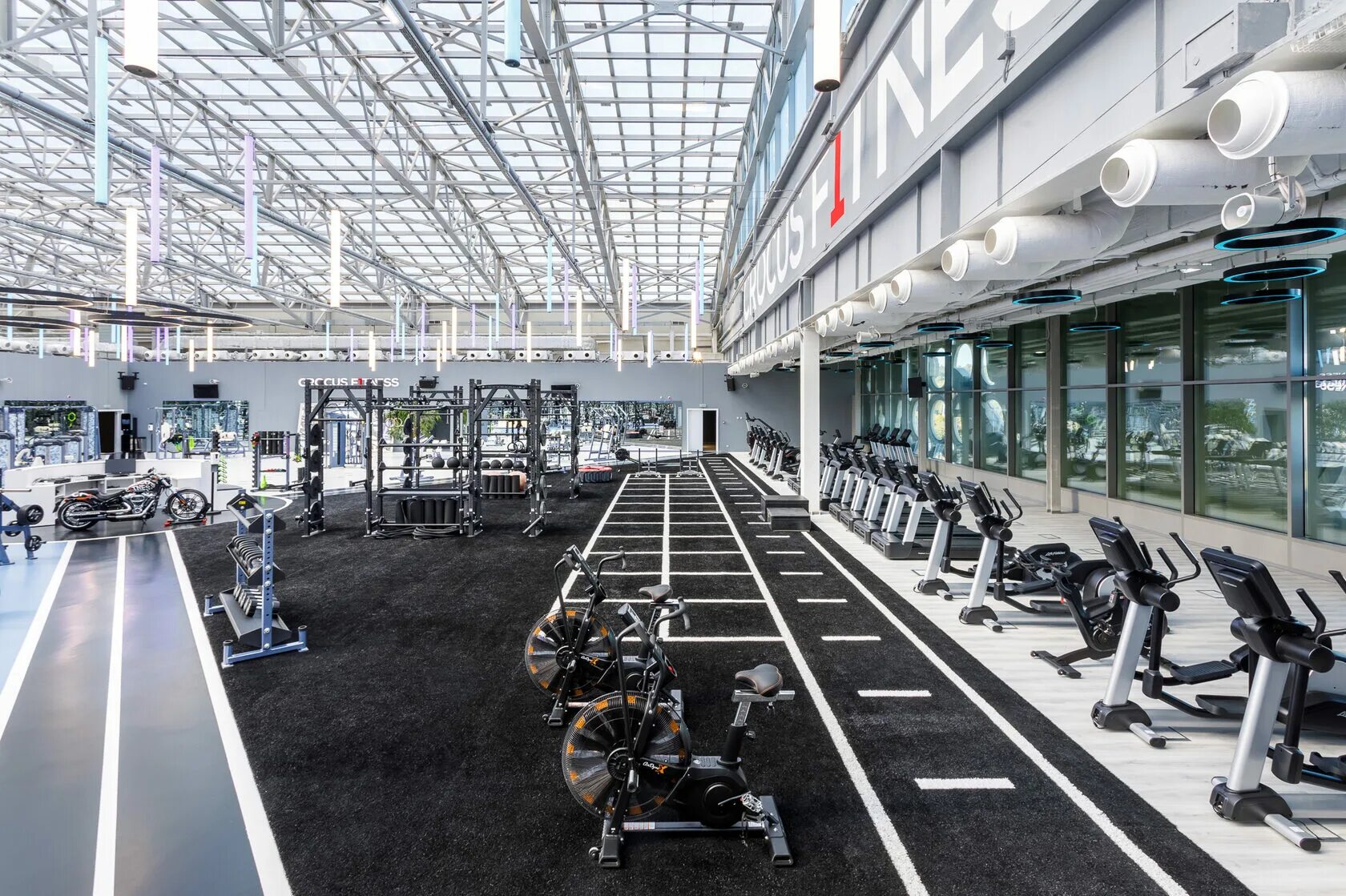 Фитнес на черняховского. Crocus fitness мякинино. Фитнес на черняховского. Гранд фитнес холл. Crocus fitness ленинградский.