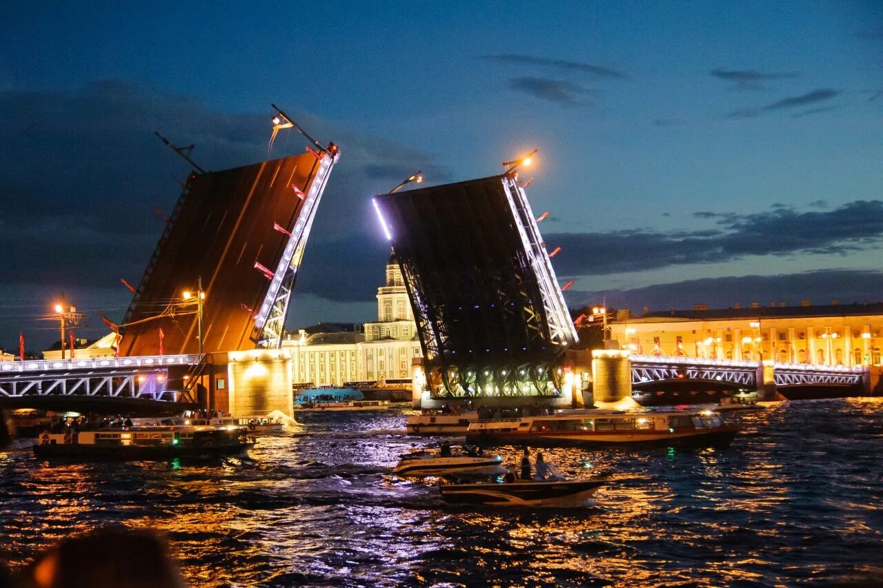 Прогулка на теплоходе развод мостов. Дворцовый разводной мост в Санкт-Петербурге. Ночной Петербург Дворцовый мост. Дворцовый мост развод.