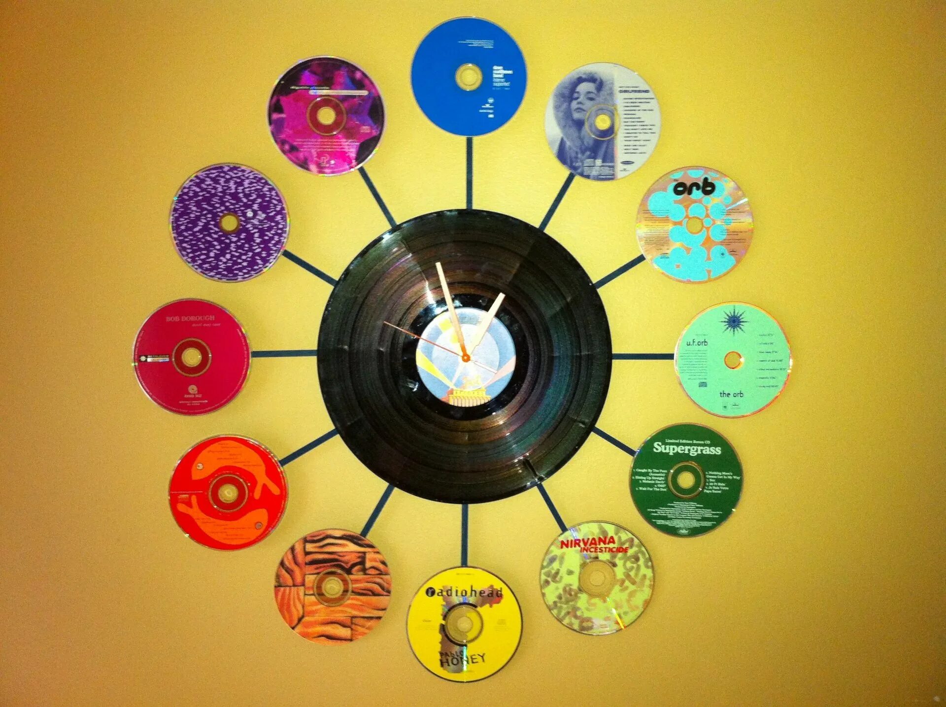 Вторая жизнь часов. Настенные часы из дисков. Поделка из диска. Декор из дисков. Поделки на дисках.