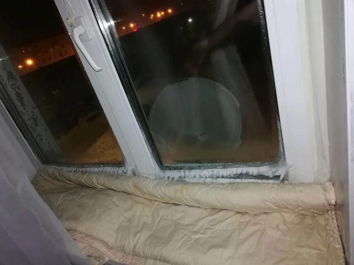 Конденсация на окнах. Окна пвх конденсат. Запотевают пластиковые окна. Вентиляция пластиковых окон от запотевания. Промерзло пластиковое окно изнутри.