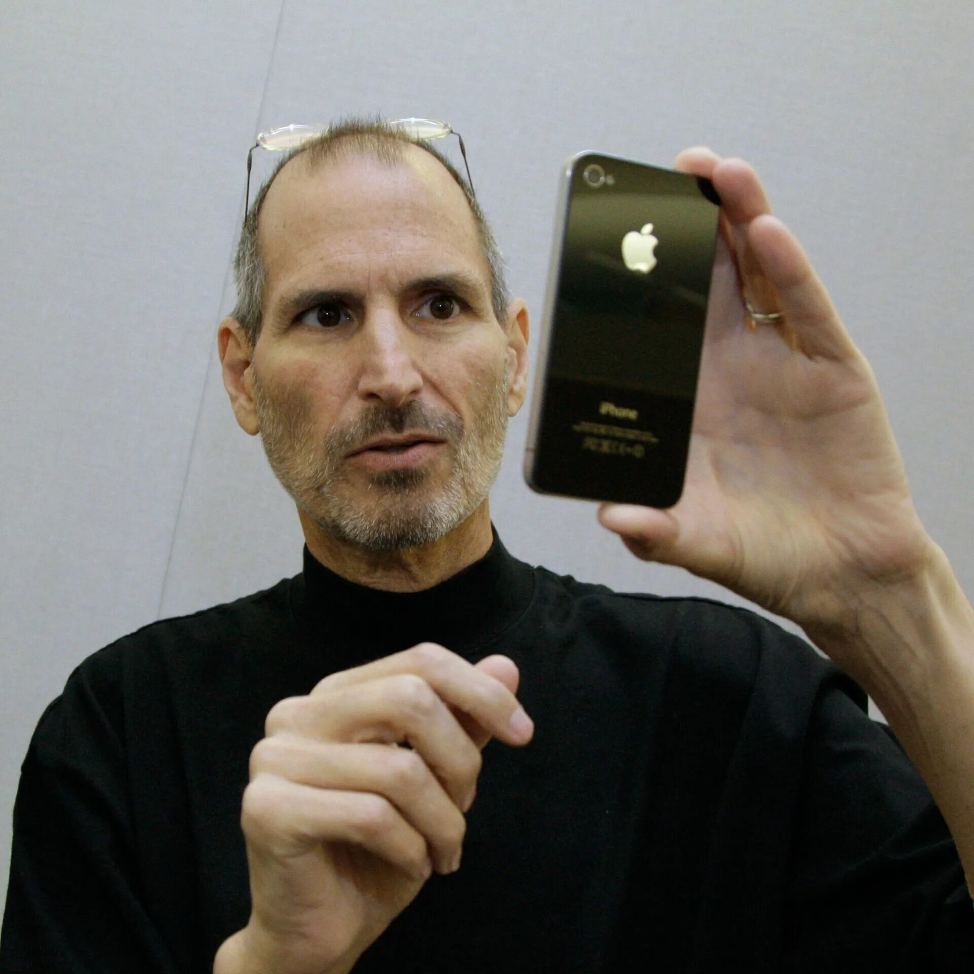 Телефон стива джобса. Стив джобс 2007. Телефон стива джобса. Телефон стива джобса. Стив джобс с айфоном.