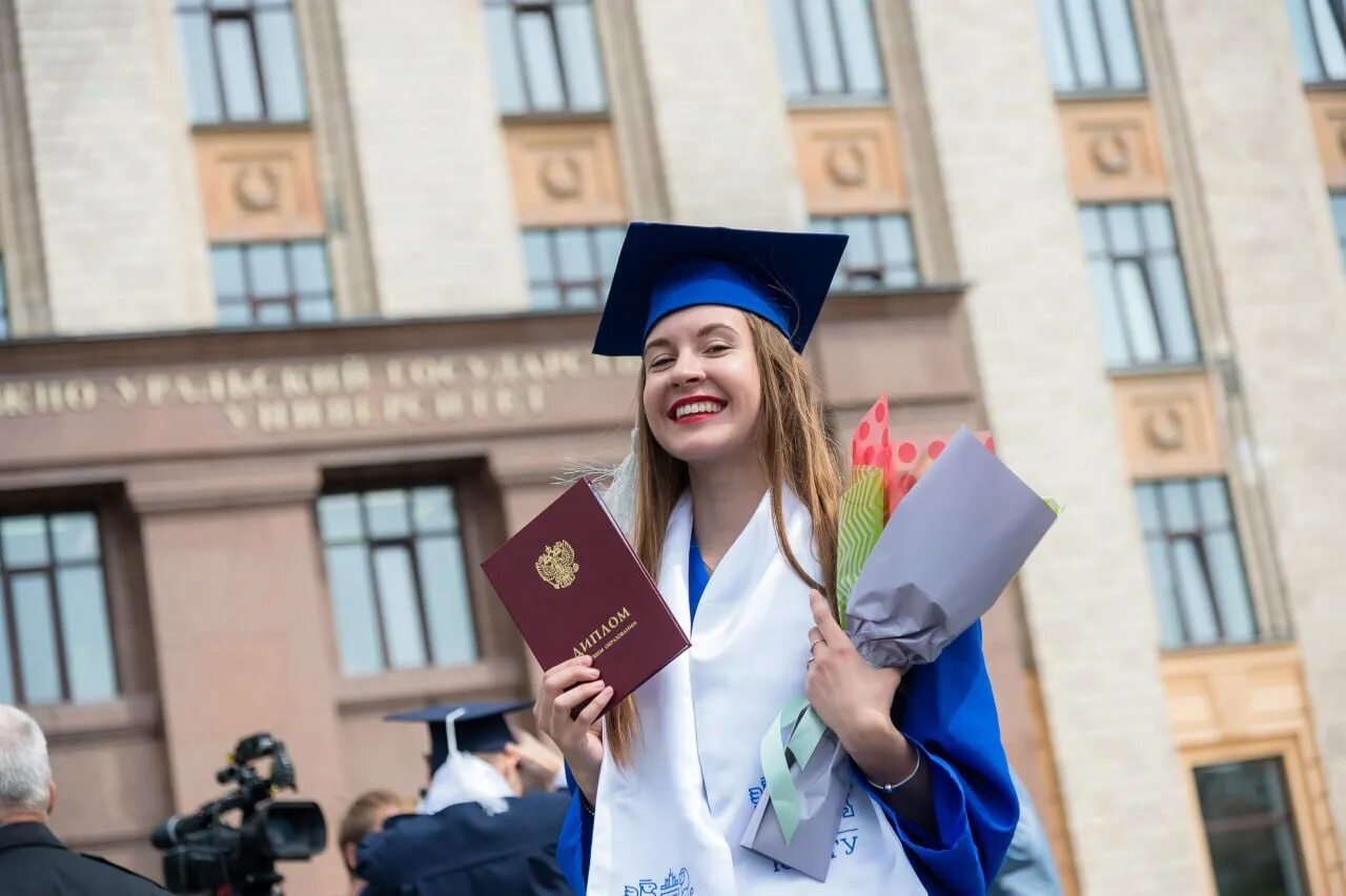 Выпускник вуза. Выпускники российских вузов. Выпускница вуза. Русские выпускники института. Число студентов высших учебных заведений