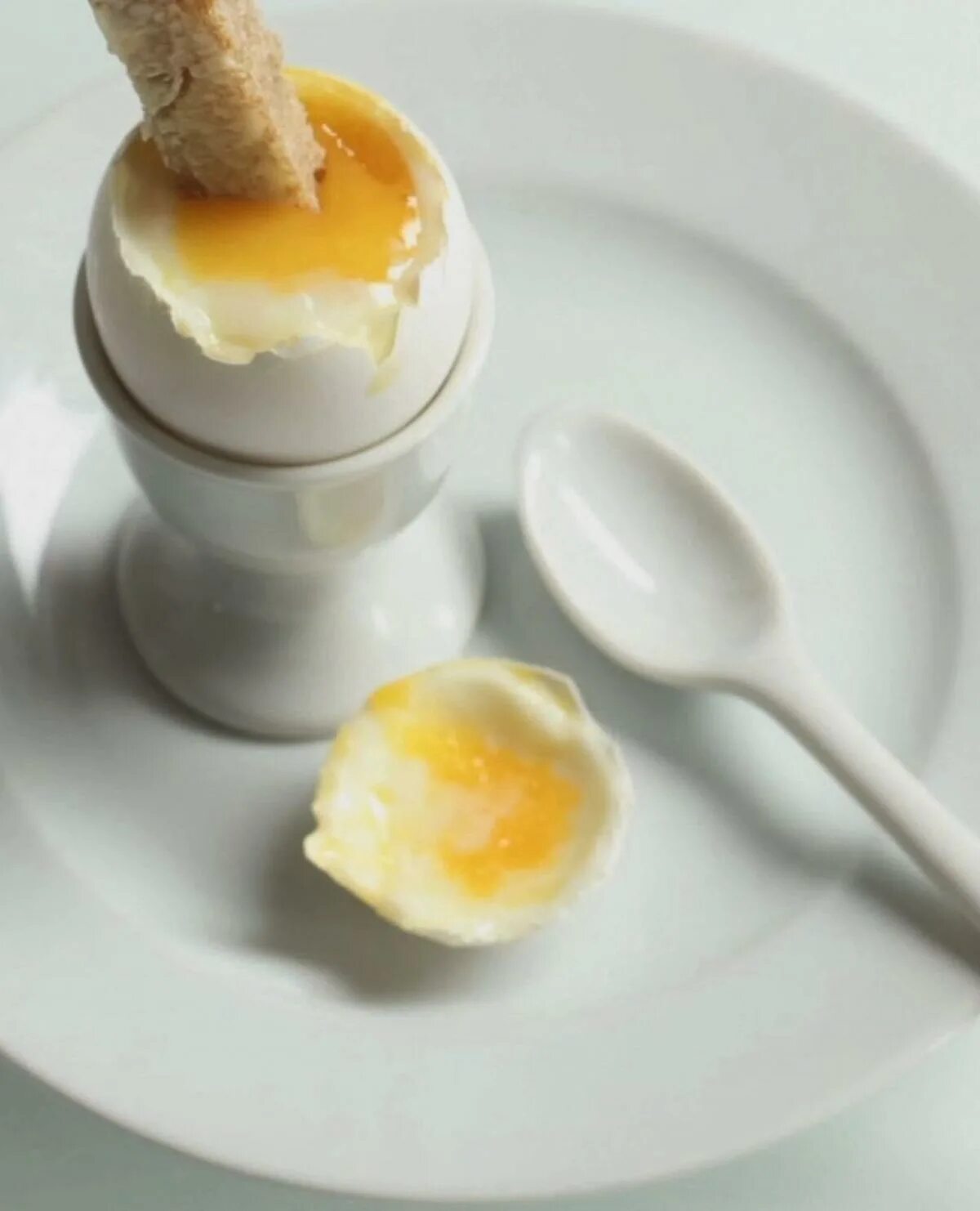 Яйца с желтком всмятку. Яйцо вареное всмятку. Яйцо вареное вкрутую. Яйцо в мешочек.