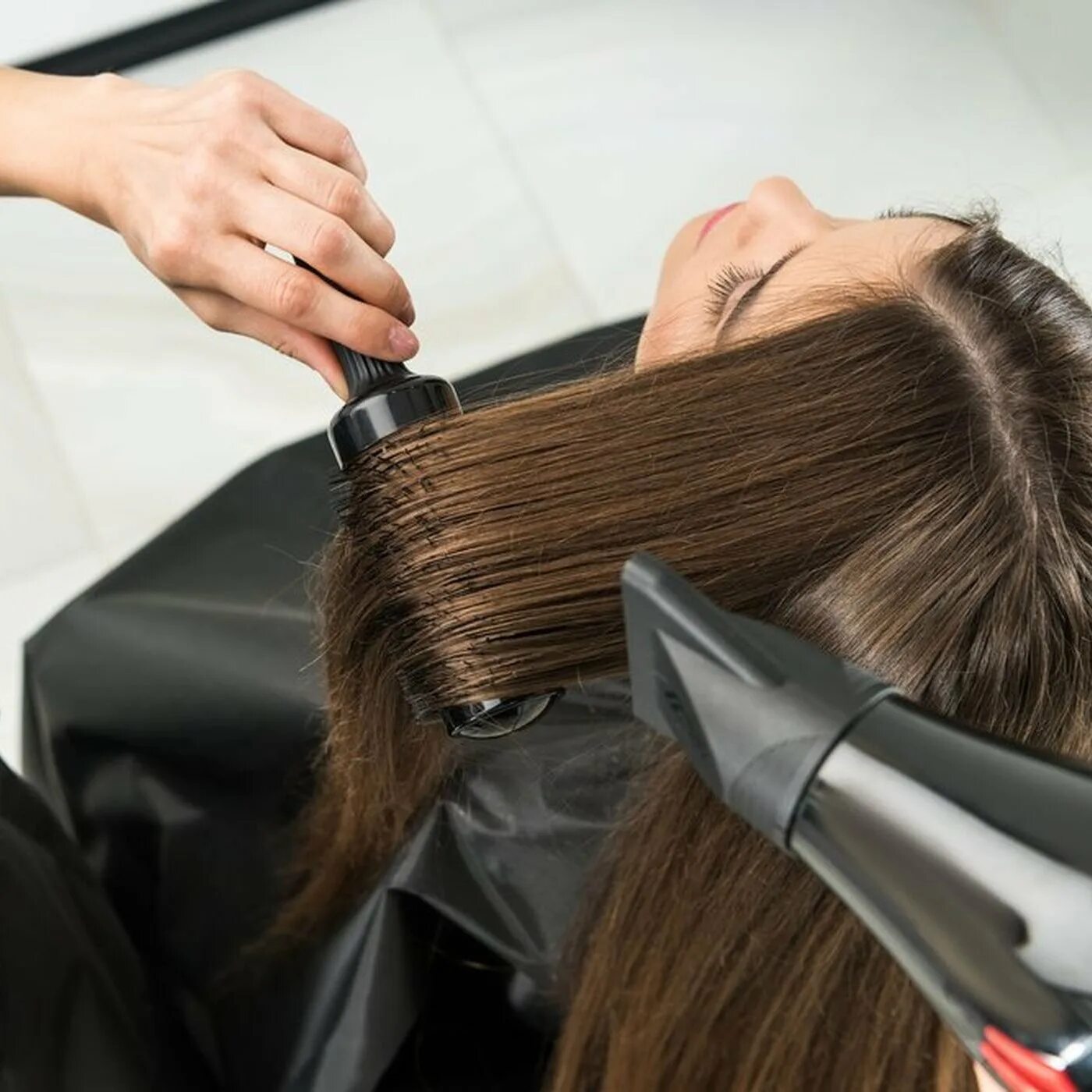 Сушка волос в парикмахерской. Какие волосы. Окрашивание в салоне. Плойка для локонов. Опишите технологию выполнения укладки волос феном.