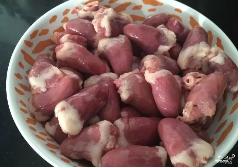 Сколько готовить куриные сердца. Вареные куриные сердечки. сердце куриное приготовление. куриные сердечки сырые. куриные сердечки отварные.