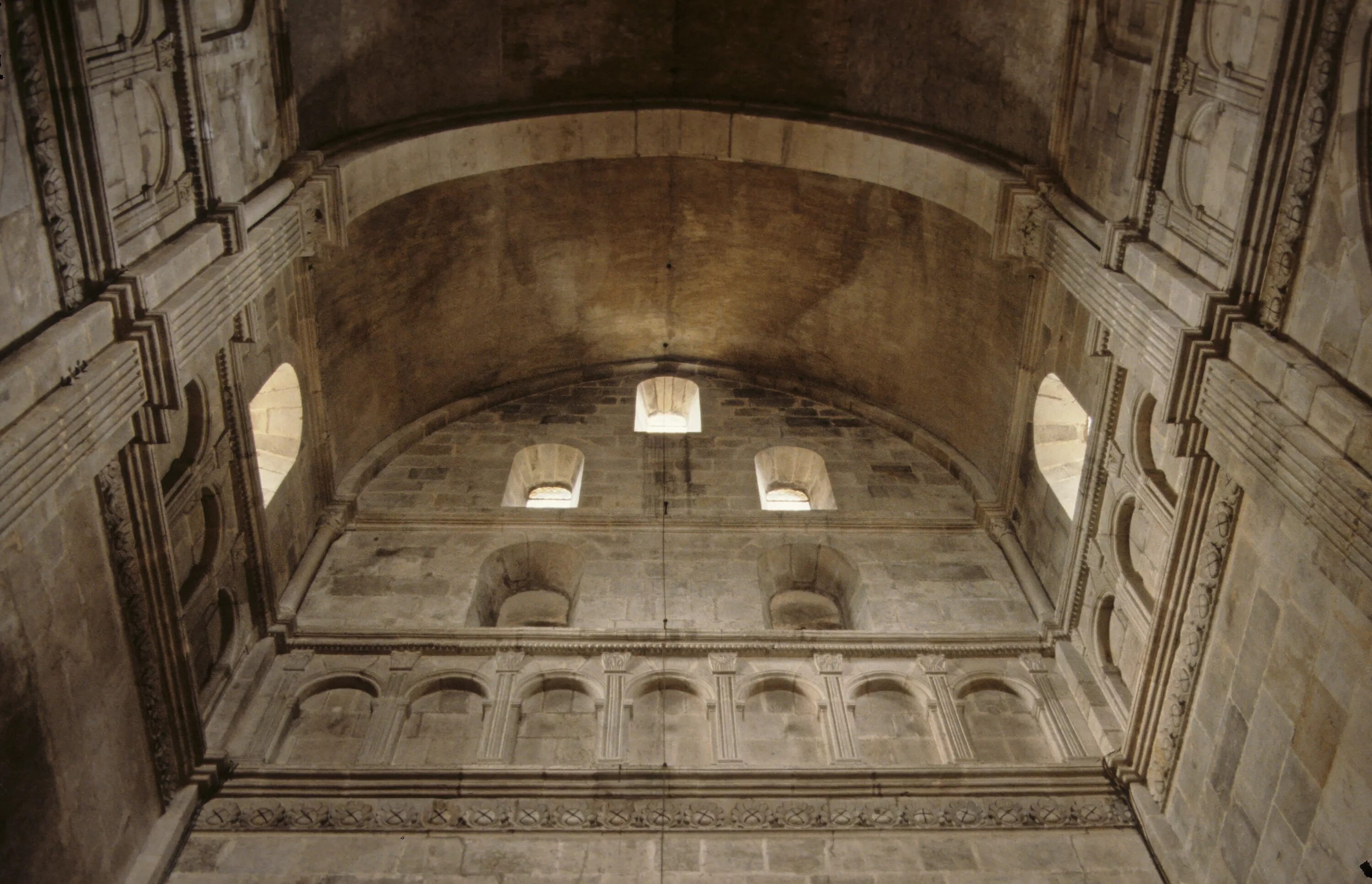 Крещатый свод храма. Сомкнутый свод в храме. Romanesque Architecture Vault. Тромпы в архитектуре Византии.