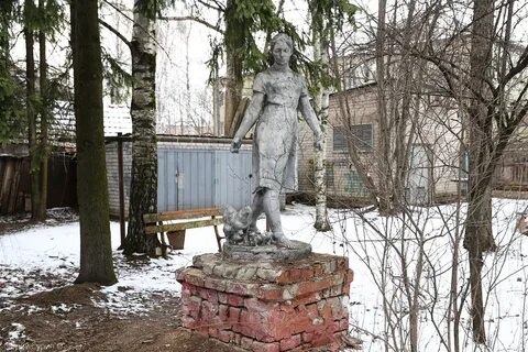 Памятник двор