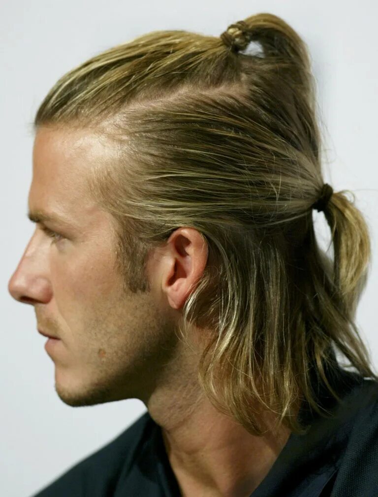 Прическа ман бун. Мужская причёска с хвостиком. Man band прическа джаред. Длинная голова у мужчины. Мэн бун стрижка.
