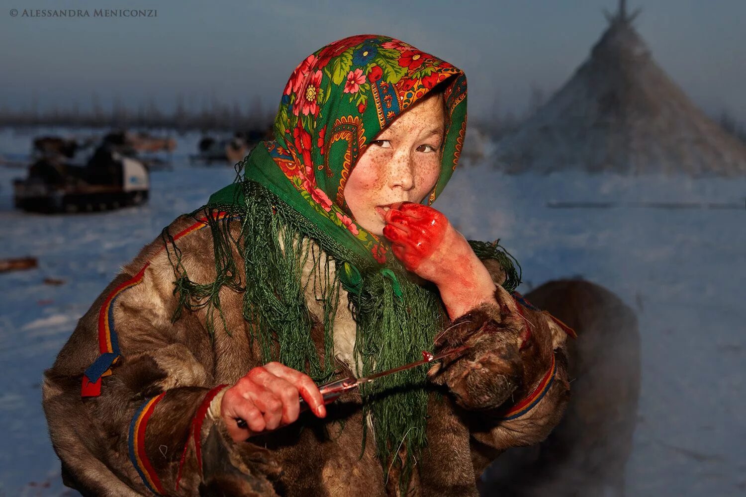 Чукотские дети едят мясо.