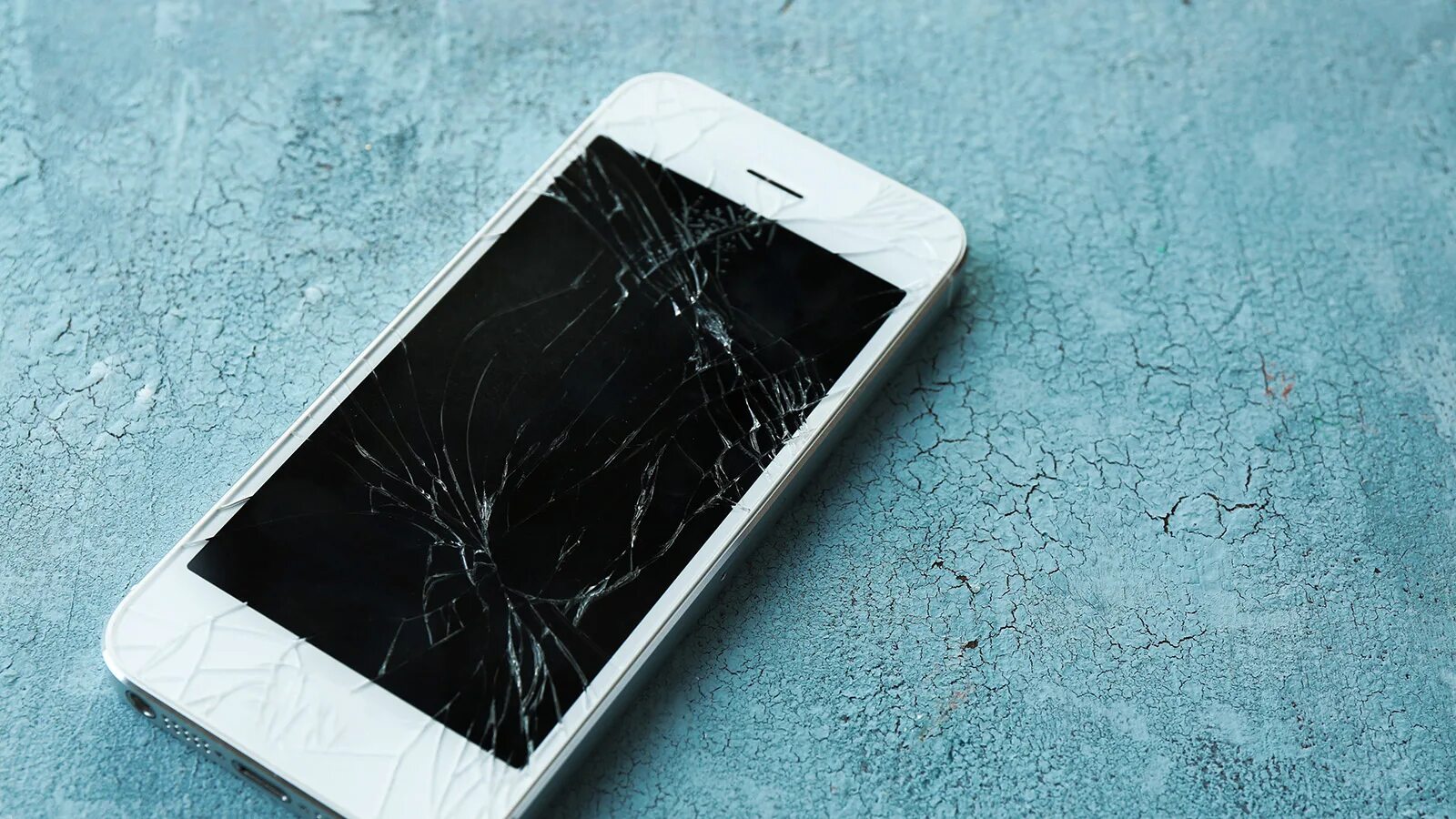 Сломанный телефон с друзьями. Разбитый телефон. Разбитый смартфон. Сломанный смартфон. Разбитый экран смартфона.