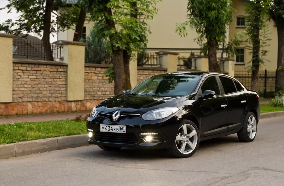 Renault Fluence r18. Диски Рено Флюенс 16. Черный Рено Флюенс r17. Рено Флюенс на 18 дисках. Рено р17