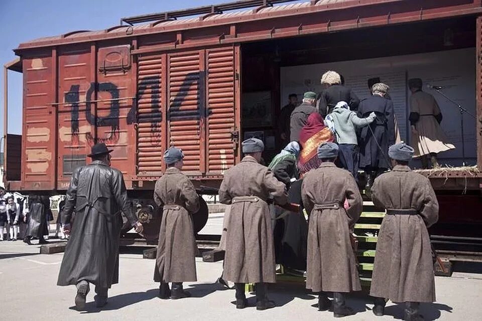 Депортация чеченского народа 1944. Выселение чеченцев и ингушей в 1944. Операция чечевица 23 февраля 1944. Депортация вайнахов 1944. Депортация ингушского народа 23 февраля 1944.
