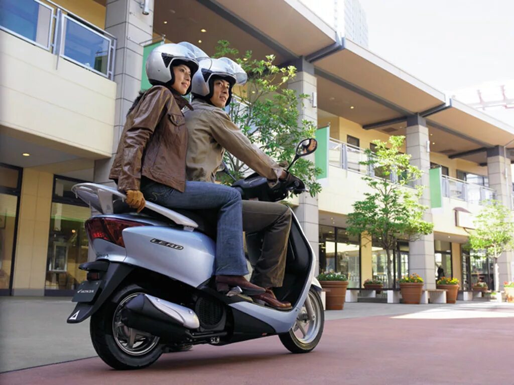 Honda Dio 110 с пассажиром. Honda Dio af68 с пассажиром. На скутере Honda Dio вдвоем. Среднекубатурные скутеры Honda. Лед скутеры