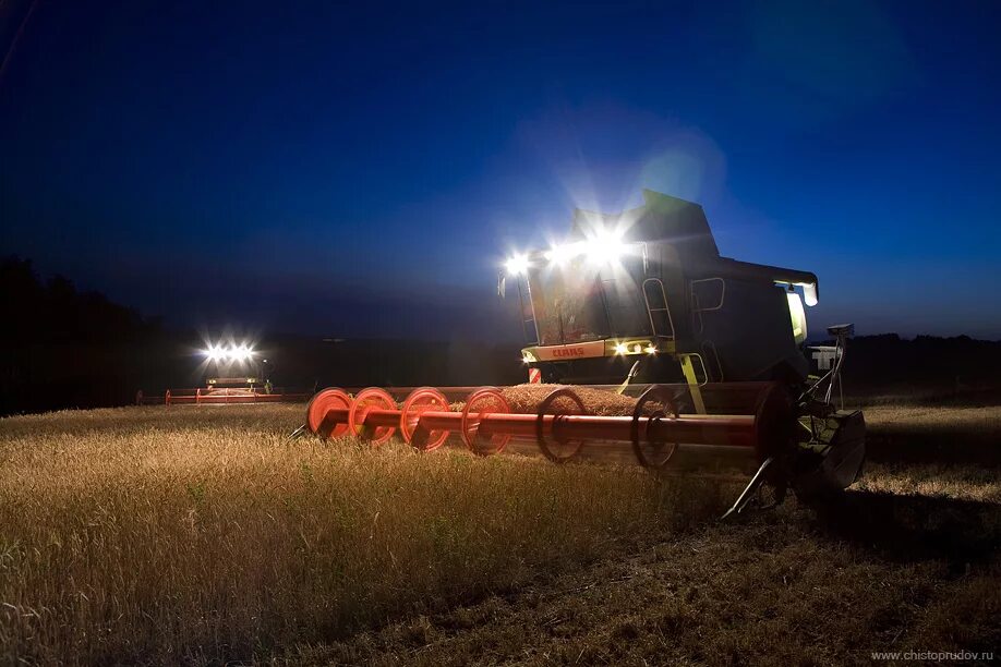 Комбайн ночью в поле фото Page 3 of Combine Harvester pictures Curated Photography on EyeEm