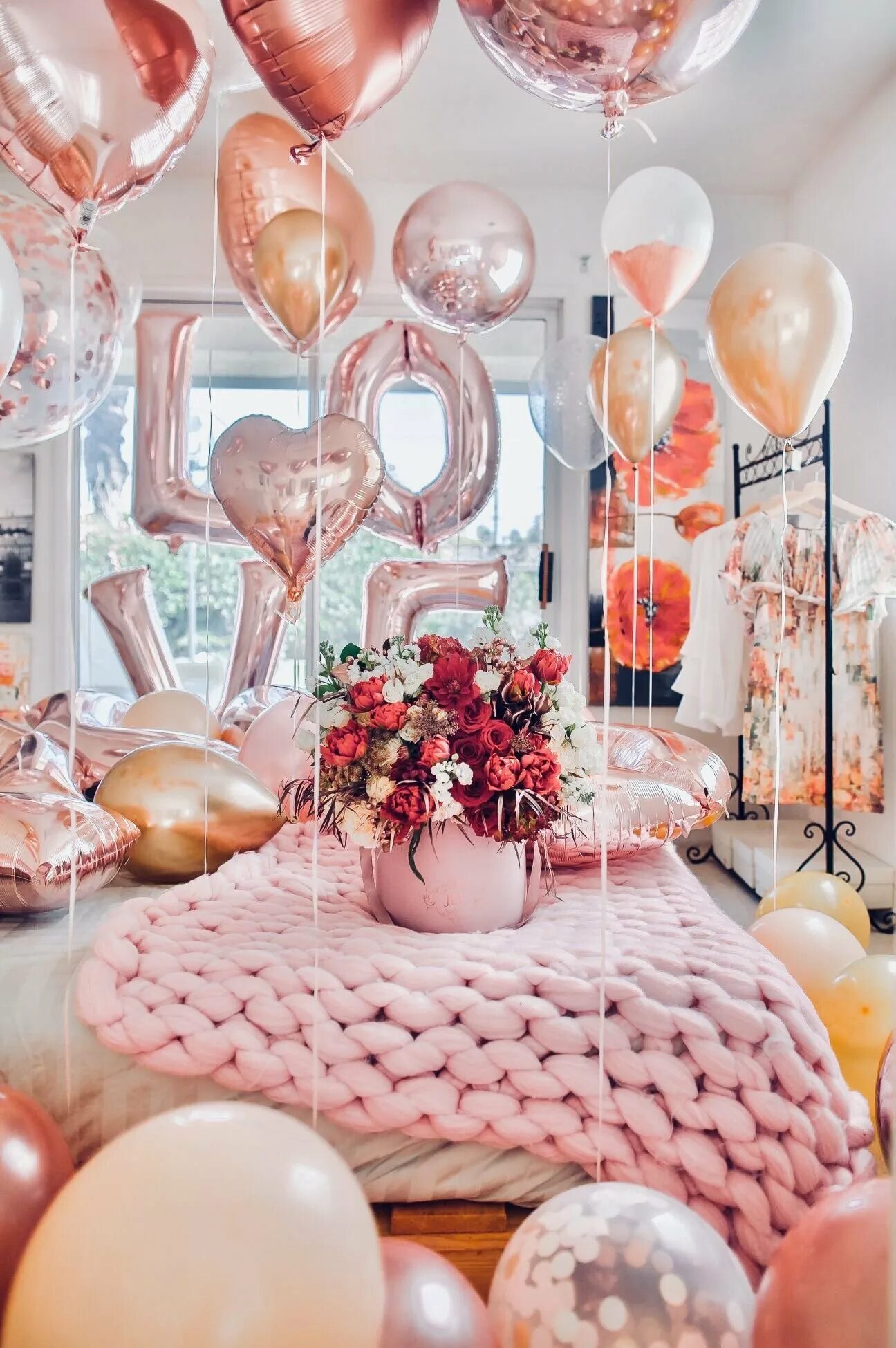 Воздушные шарики в комнате. Украшение шарами. Украшение комнаты шарами на день рождения. Шары с днем рождения. Красивые стильные шары.
