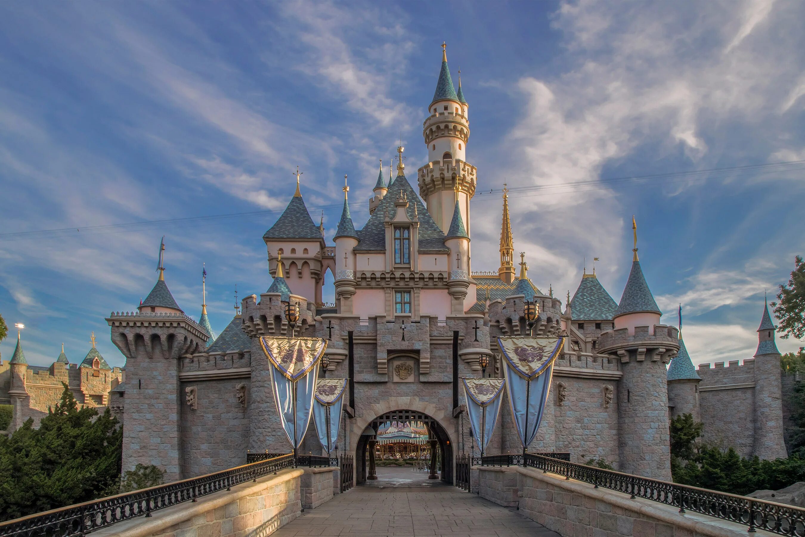 Sleeping Beauty Castle Диснейленд. Диснейленд Анахайм замок спящей красавицы. Замок Золушки Диснейленд Париж. Дворец Золушки Уолт Дисней.