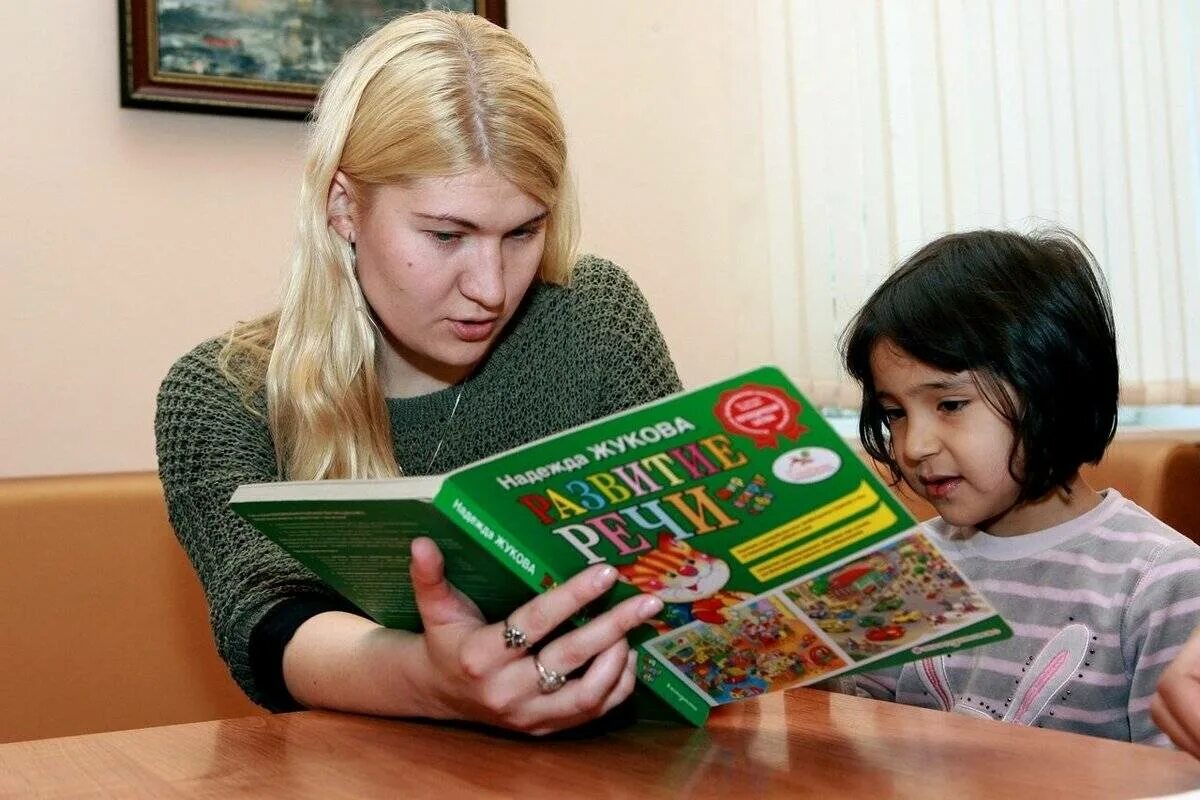 Дети мигрантов в русской школе. Дети иностранных граждан в школе. Занятия с детьми мигрантов. Мигранты дети школа россия. Экзамен для мигрантов по русскому языку.