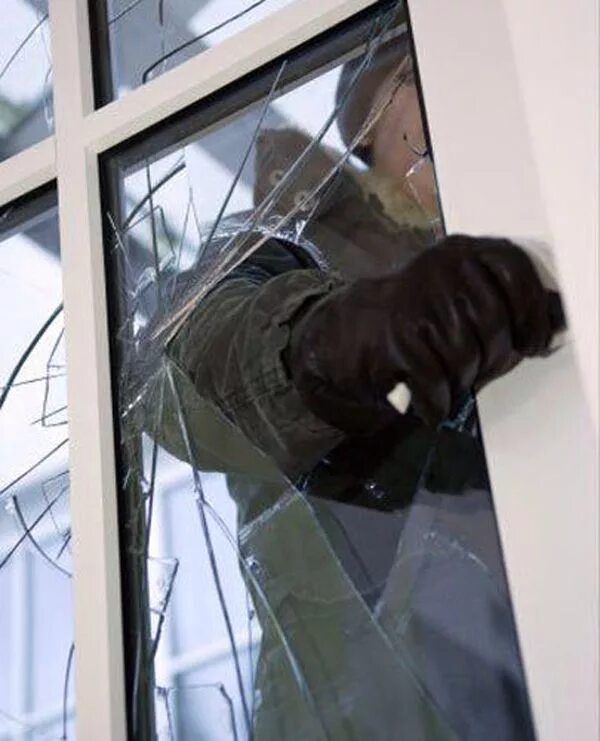 разбитое пластиковое стекло. разбитое стекло наказание. разбитое лобовое стекло. разбитое витринное стекло. стекло окно.
