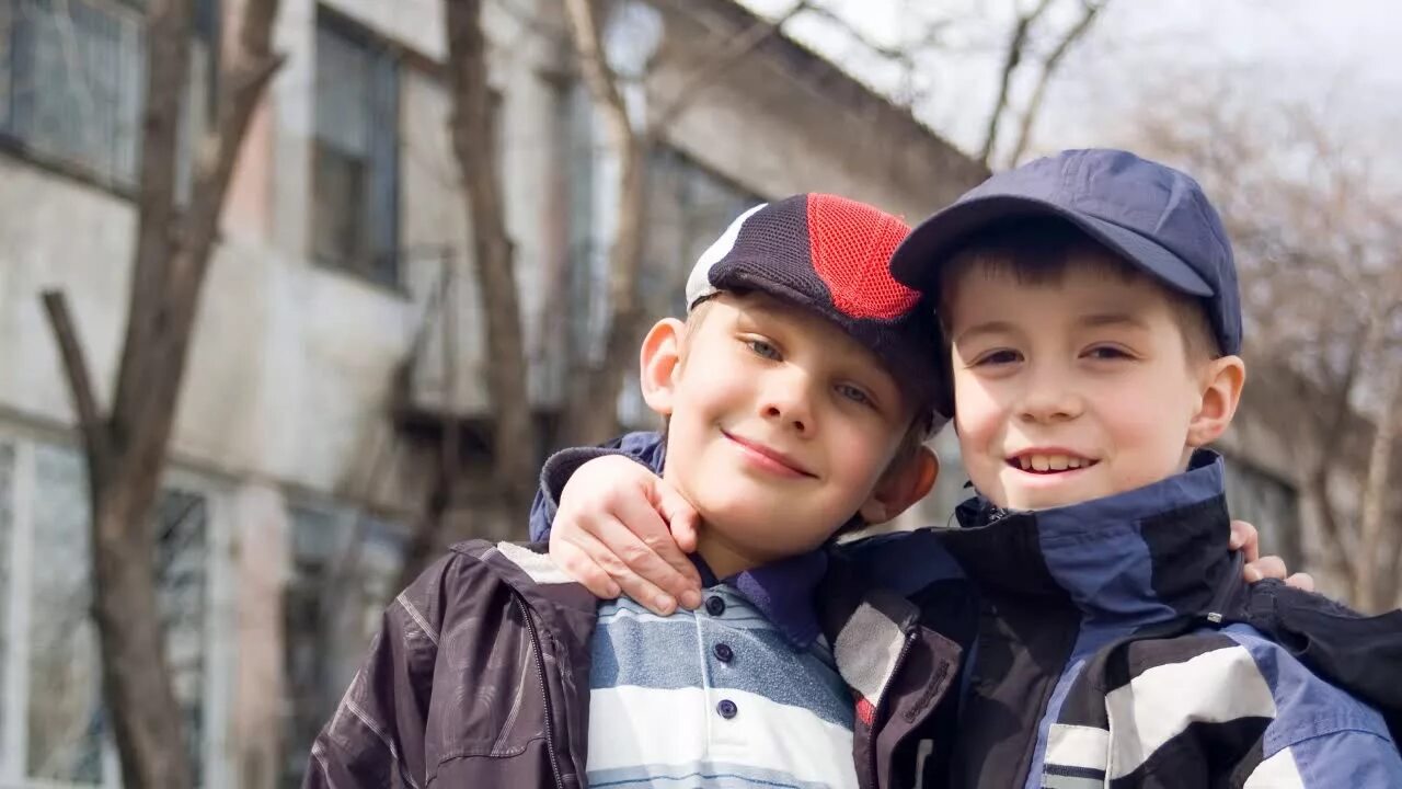 В столовой уже стояли два мальчика. Два мальчика. Брат мальчик. Два мальчика на улице. Два друга мальчика.