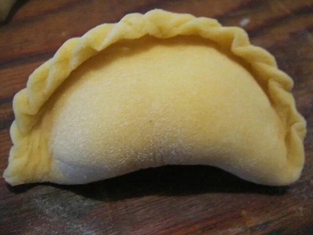 пельмени манты. тесто красное для вареников с вишней. вареники 1. красивый вареник. красивый вареник.