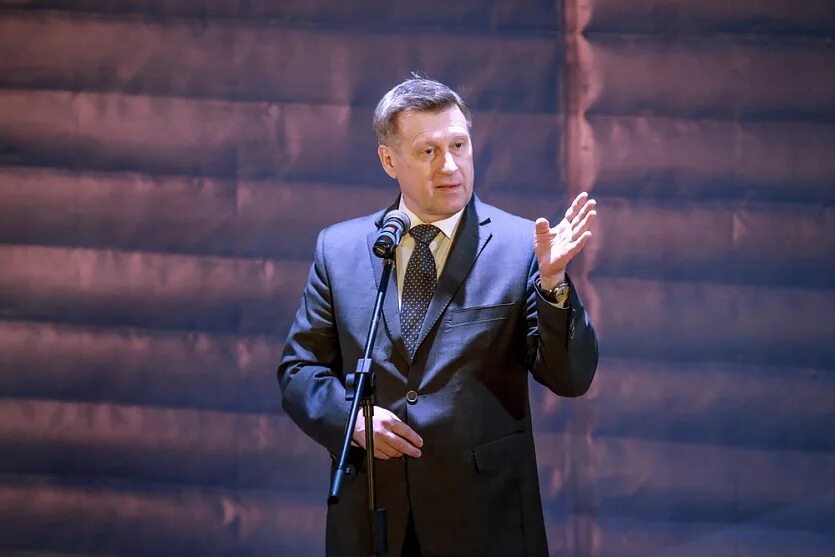 Где бывший мэр локоть. Локоть мэр новосибирска. локоть мэр новосибирска мем. локоть фото мэр новосибирска.
