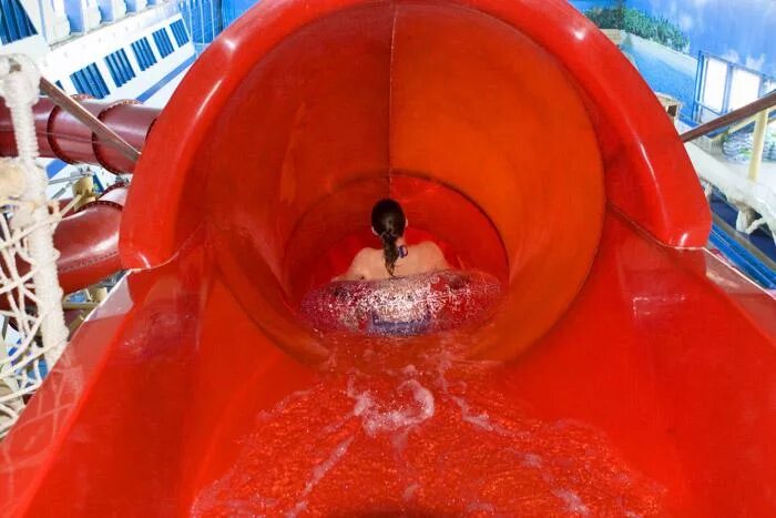 Горка дыра. Круглая горка с дыркой. Горка дыра. Горка дыра. Горка анаконда в аквапарке лимпопо.