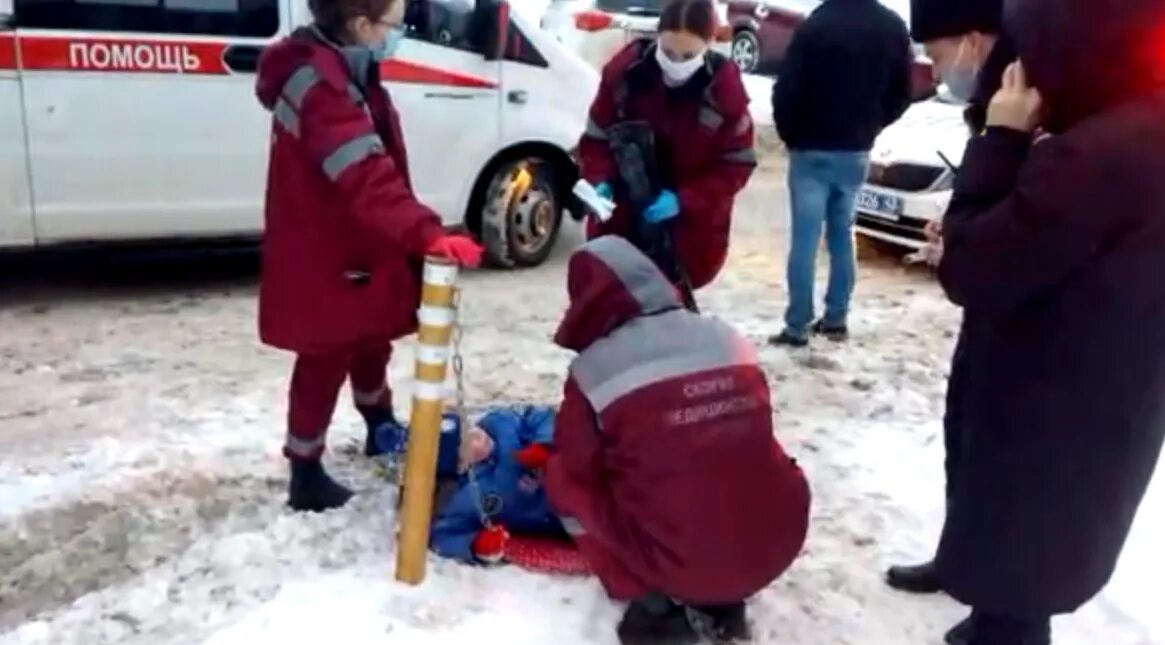 Дети погибают на дорогах. Дети на ватрушках. Ребенок попал под машину.