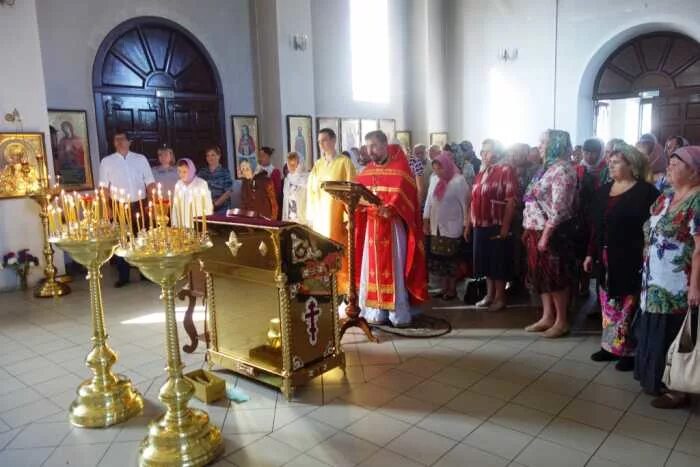 Отец владимир марецкий. Владимир креститель фото. Троицкий храм. Трифоновская церковь кемерово. Молебен о страждущих недугом винопития или наркомании.