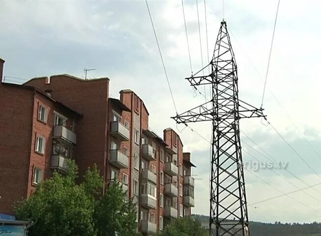 Лэп возле дома. Опоры лэп рядом с домом. дом под высоковольтной линией. линии электропередач вблизи жилых домов. высоковольтные линии рядом с домом.