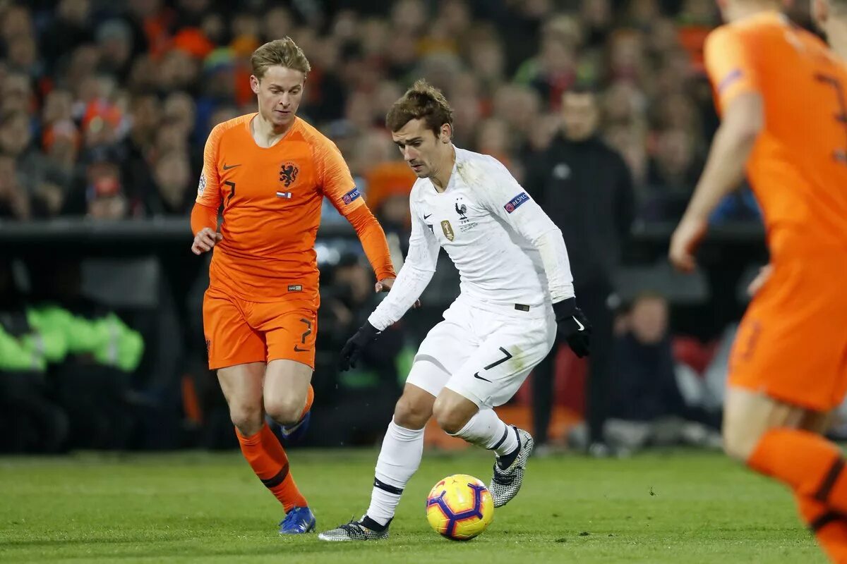 Netherlands vs uk. Sengeal vs nederlands. Sengeal vs nederlands. Де йонг футболист нидерланды. Нидерланды англия где идет.