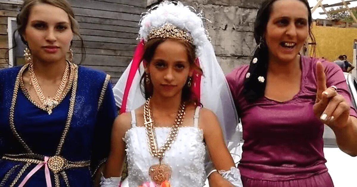 Мама моложе бабушки на 24 года. Цыганская невеста. Цыганская свадьба. Цыганская свадьба детей. Цыганская свадьба в 12 лет.