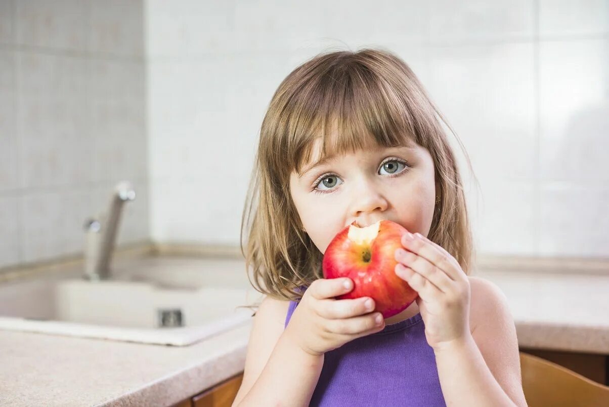 Кушает яблоко. Человек ест яблоко. Ребенок ест яблоко. Девочка кушает яблоко.